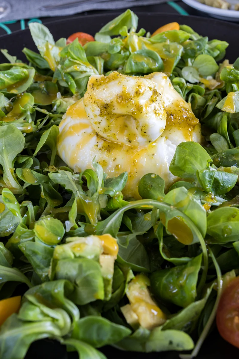 Ensalada de queso burrata con aguacate, mango y pesto de pistachos