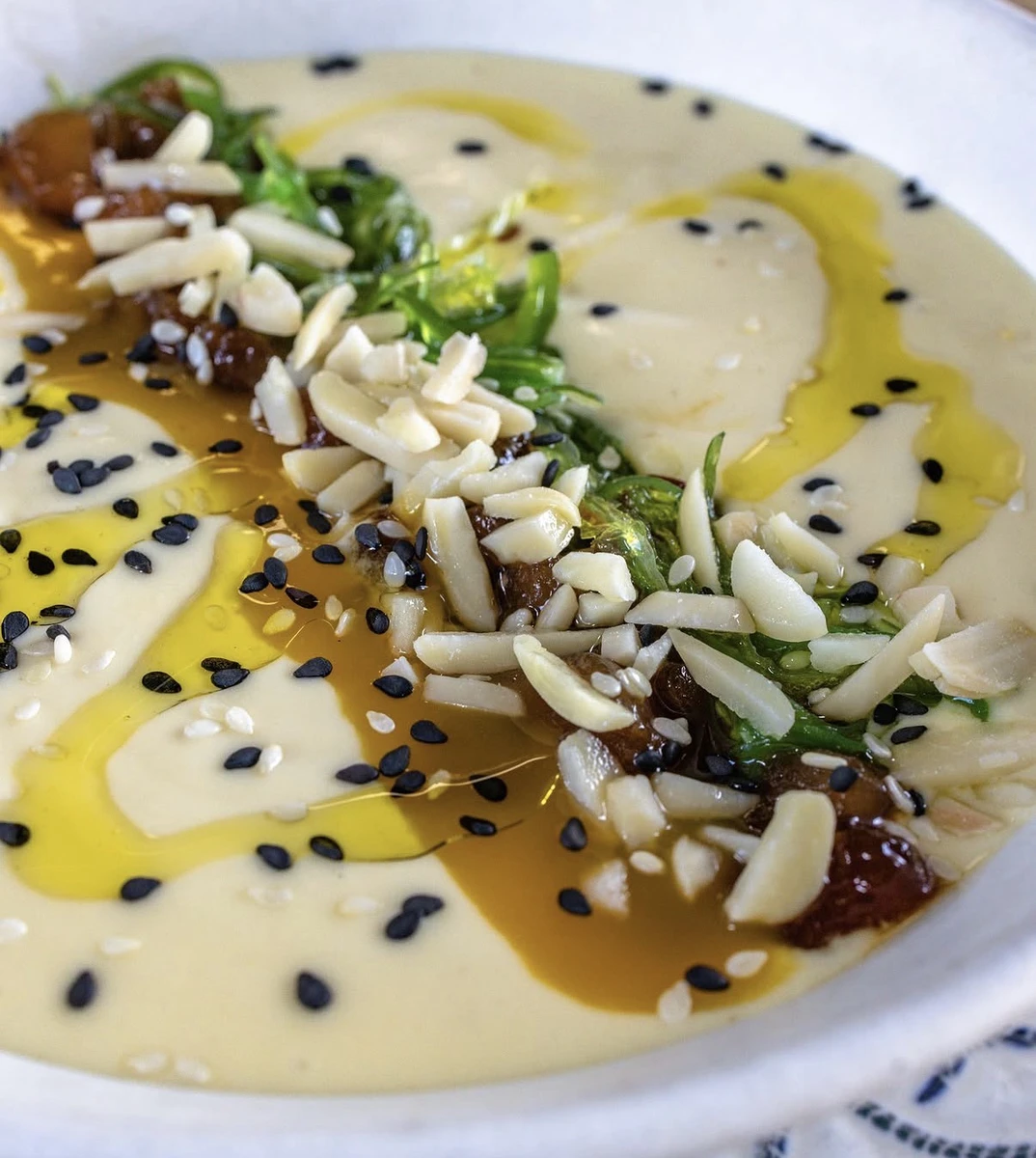 Ajoblanco de mango con tartar de atún y wakame
