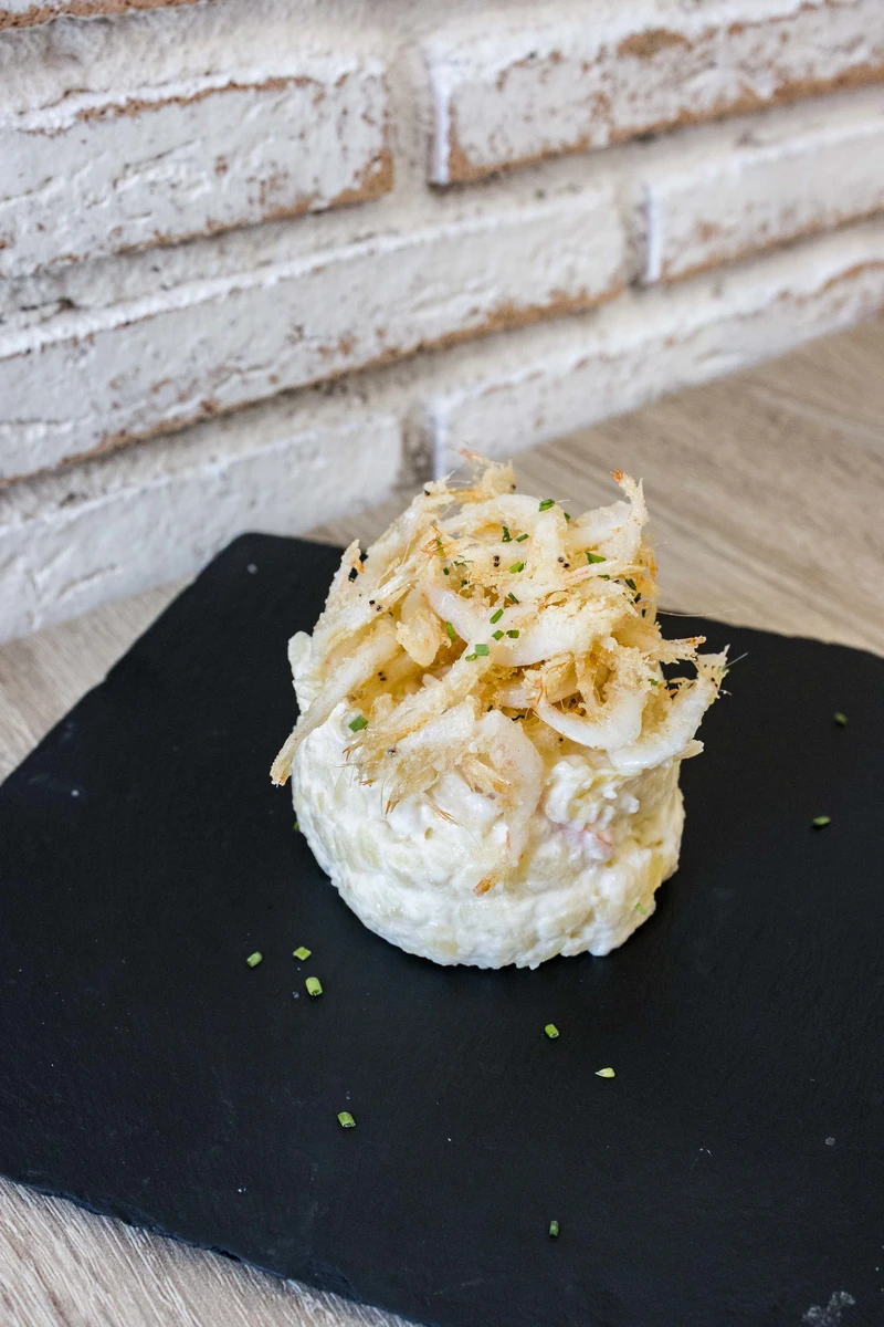 Ensaladilla de gambas con gambas de cristal fritas