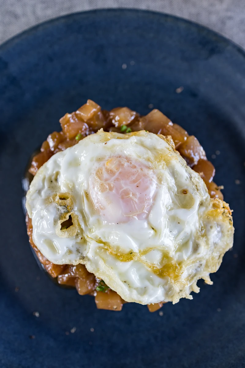 Tartar de Atún con Huevo frito y trufa rallada 