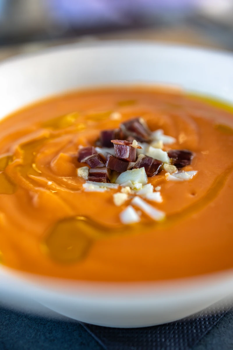 Salmorejo con huevo y jamón